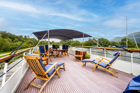 sundeck with Jacuzzi